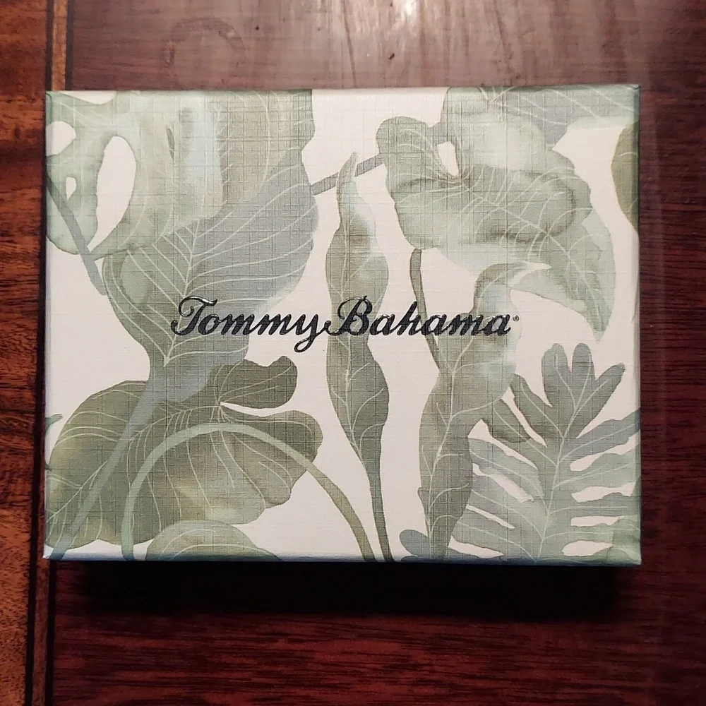 Tommy Bahama Floral Embossed Leather Bi-fold Wallet w/Money Clip Boxed Brown NWT